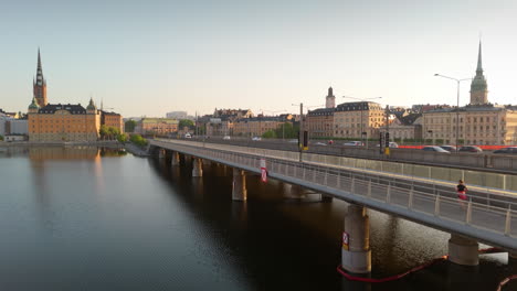 El-Elevador-Aéreo-Del-Amanecer-Revela-El-Tráfico-Que-Fluye-Sobre-El-Puente-Central-En-Gamla-Stan