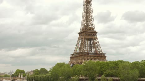 La-Torre-Eiffel-Con-El-Logo-Olímpico-A-Orillas-Del-Río-Sena.