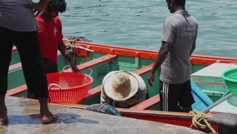 Frisch-Gefangener-Fisch-Wird-Von-Einem-Fischerboot-In-Fischkisten-Entladen,-Größter-Fischereihafen-In-Kerala