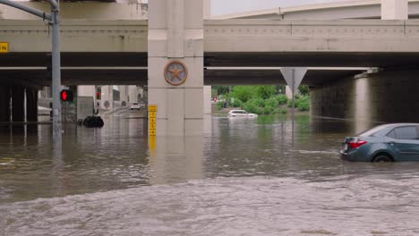 Einspielung-Der-Hochwasserflut-An-Der-Unterführung-Der-Autobahn-I-10-West-Nach-Dem-Auftreffen-Des-Hurrikans-Beryl-In-Houston