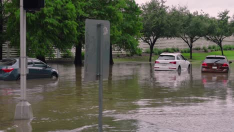 Coches-Atrapados-En-Agua-Inundada-Después-De-Que-El-Huracán-Beryl-Dejara-Inundaciones-Generalizadas-En-Houston,-Texas.