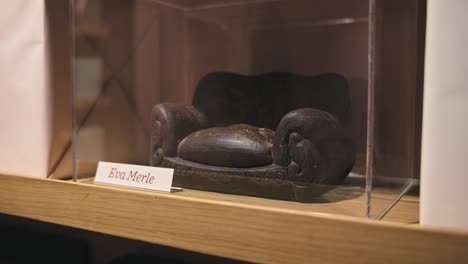 Escultura-De-Chocolate-De-Un-Sofá-De-Eva-Merle-Expuesta-En-El-Museo-Del-Chocolate-De-Zagreb