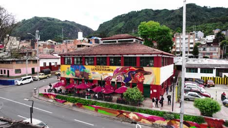 Marktplatz-La-Perseverancia-In-Bogotá-Mit-Wand--Und-Mosaikkunst