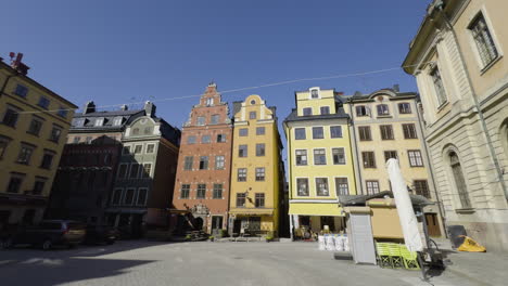 Berühmte-Bunte-Häuser-Der-Altstadt-Oder-Gamla-Stan,-Mittlerer-Schwenk-Nach-Rechts,-Einspielung