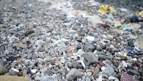 Primer-Plano-De-La-Carretera-Carter-De-Playa-Contaminada