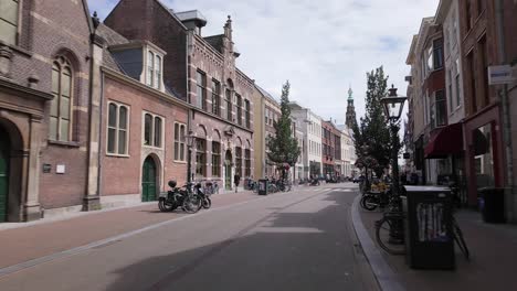 Gente-En-Bicicleta-Por-Breestraat-En-La-Ciudad-De-Leiden-Durante-El-Día-En-Holanda