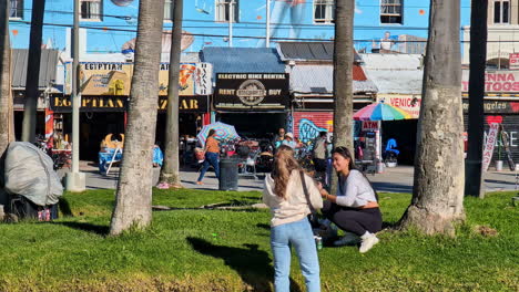 Young-girls-take-pictures-of-themselves-at-Venice-Beach,-famous-Californian-travel-destination