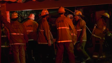 Feuerwehrleute-Reagieren-Auf-Notruf-In-Einsatzkleidung