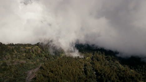 Wolken-Bedecken-Den-Berg-Agung-Auf-Bali,-Indonesien---Luftaufnahme-Einer-Drohne