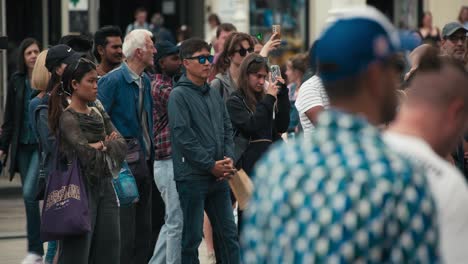 Los-Miembros-De-La-Audiencia-Viendo-Una-Actuación-En-El-Cest-De-Zagreb-Es-El-Mejor-Festival-Callejero.