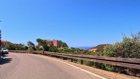 Hermoso-Día-Cálido-Y-Soleado,-Viaje-En-Coche-De-Vacaciones,-Pueblo-De-Montaña