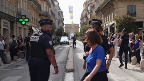 Toma-En-Cámara-Lenta-De-La-Policía-Trabajando-En-El-Relevo-De-La-Antorcha-Olímpica-En-Una-Ciudad.