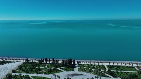 Vista-Aérea-De-Un-Paisaje-Urbano-Costero-Con-Edificios-Altos,-Playas-Y-El-Océano,-Que-Captura-La-Belleza-De-Los-Elementos-Urbanos-Y-Naturales