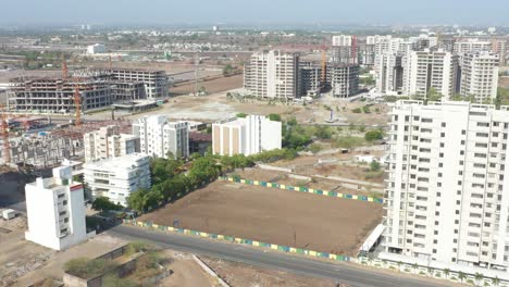 Cámara-De-Drones-Que-Muestra-Muchos-Tipos-Diferentes-De-Casas-De-Vecindad-Y-Grandes-Trabajos-De-Construcción-En-Marcha.