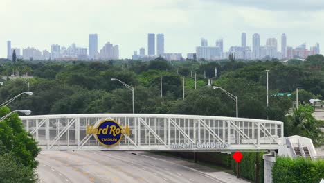 Puente-Del-Estadio-De-Hard-Rock-En-Miami-Gardens-Con-El-Horizonte-De-La-Ciudad-Como-Telón-De-Fondo