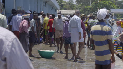 Frisch-Gefangener-Fisch-Wird-Von-Einem-Fischerboot-In-Fischkisten-Entladen,-Größter-Fischereihafen-In-Kerala