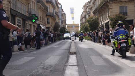 Toma-De-ángulo-Bajo-De-Calles-Abarrotadas-Con-Policías-Durante-El-Relevo-De-La-Antorcha-Olímpica.