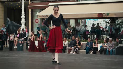 Bailarina-De-Ballet-Vestida-De-Negro-Y-Rojo-Actuando-En-Un-Escenario-Al-Aire-Libre-Frente-A-Una-Audiencia-En-El-Cest-De-Zagreb-Es-El-Mejor-Festival-Callejero