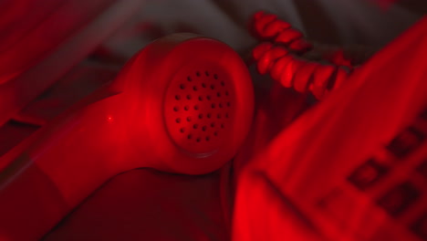 Auricular-De-Teléfono-De-Cerca-En-Una-Habitación-De-Hotel-Con-Luz-Roja,-Estilo-Clásico-Retro-Vintage