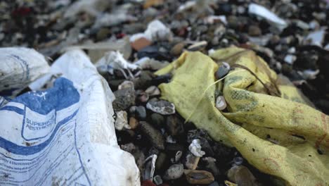 Primer-Plano-De-La-Carretera-Carter-De-Playa-Contaminada