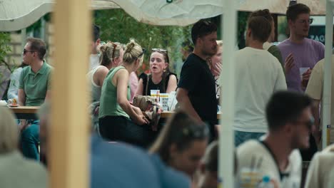 La-Gente-Comiendo-Y-Socializando-Bajo-Las-Sombrillas-En-El-Cest-De-Zagreb-Es-El-Mejor-Festival-Callejero.