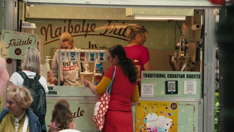 La-Gente-Comprando-Dulces-Tradicionales-Croatas-En-Un-Camión-De-Comida-En-El-Cest-De-Zagreb-Es-El-Mejor-Festival-Callejero.