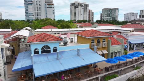 Cenar-Frente-Al-Mar-En-Las-Tiendas-Del-Pueblo-En-Venetian-Bay-En-Nápoles,-Florida