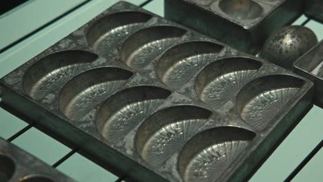 Primer-Plano-De-Moldes-De-Chocolate-De-Metal-Vintage-De-Intrincado-Diseño-En-El-Museo-Del-Chocolate-De-Zagreb