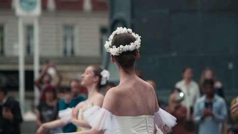 Bailarines-De-Ballet-Con-Trajes-Blancos-Actuando-En-El-Cest-De-Zagreb-Es-El-Mejor-Festival-Callejero