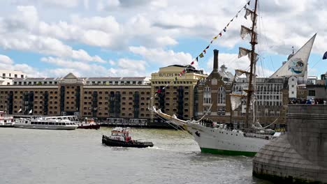 ARC-Gloria-pulls-out-of-Tower-Bridge-on-the-Thames,-London,-United-Kingdom