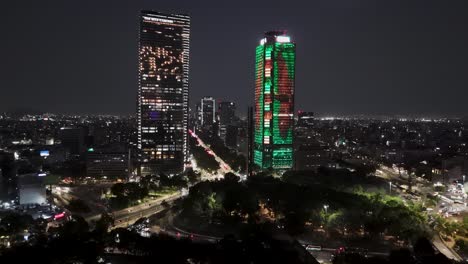 Vista-Aérea-Nocturna-De-Rascacielos-Y-Luces-De-Colores-En-La-Ciudad-De-México