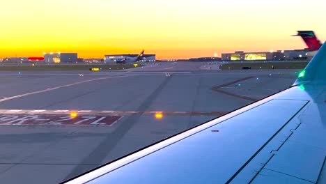 Una-Hora-Dorada-Estática-De-4k-De-La-Pista-Del-Aeropuerto-De-Chicago-O&#39;hare-Antes-Del-Despegue