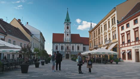 Plaza-Del-Rey-Tomislav-En-Varaždin,-Croacia,-Repleta-De-Gente-Con-Un-Telón-De-Fondo-De-Arquitectura-Histórica