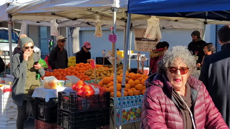 Ältere-Kaukasier-Kaufen-Orangen-Im-Freien-Auf-Dem-örtlichen-Obstmarkt,-Statische-Aufnahme-Im-Herbst-In-Auckland,-Neuseeland