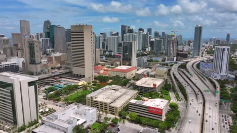 Paisaje-Urbano-Del-Centro-De-Miami-Con-Modernos-Rascacielos-Y-Autopistas