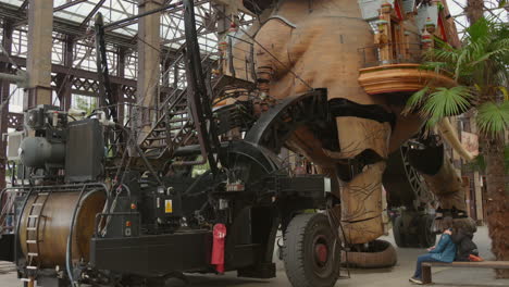 Berühmter-Großer-Elefant,-Der-Passagiere-Durch-Nantes-In-Frankreich-Transportiert