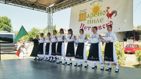 Grupo-Femenino-De-Danza-Folclórica-Búlgara-Entretiene-Con-Una-Coreografía-Escénica