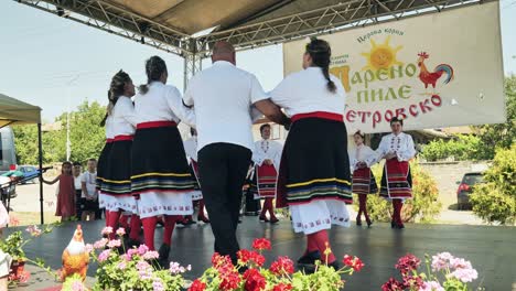 Colorido-Grupo-Folclórico-Búlgaro-Baile-Tradicional-Evento-Festival-De-Verano-Al-Aire-Libre