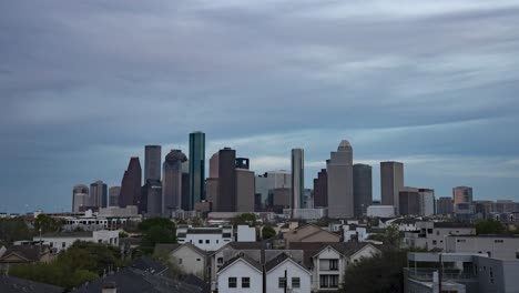 Zeitraffer-Der-Skyline-Von-Houston-Unter-Wechselnden-Wolken,-Der-Die-Dynamische-Energie-Und-Zersiedelung-Der-Stadt-In-Einem-Faszinierenden-Spiel-Aus-Licht-Und-Schatten-Einfängt