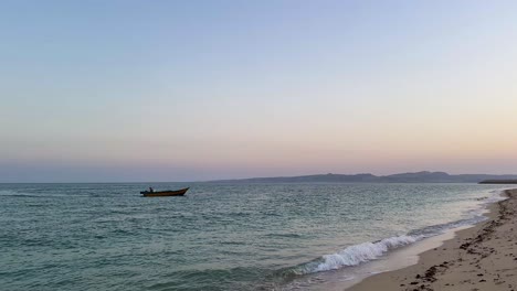 Wunderbare-Natürliche-Landschaft-Mit-Sandstrand-Am-Meer,-Dämmerung,-Skyline,-Insel,-Trüber-Tag-Im-Hintergrund,-Meereswellen-Und-Jetboot-Fähre,-Die-Im-Iran-Andockt,-Landleben-Der-Einheimischen,-Tropisches-Klima,-Katar