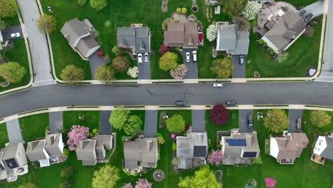 Nuevo-Barrio-Desarrollado-En-Estados-Unidos-Con-Viviendas-Unifamiliares-Y-Jardín.