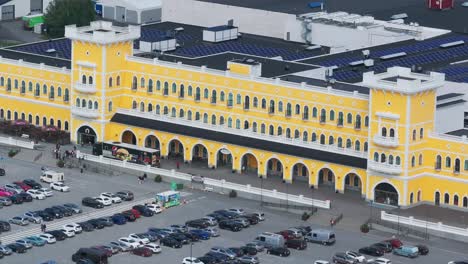 Fassade-Mit-Zwei-Majestätischen-Türmen-Des-Einkaufszentrums-Keskinen-Kyläkauppa-Und-Des-Hotels-Sonnenstähti