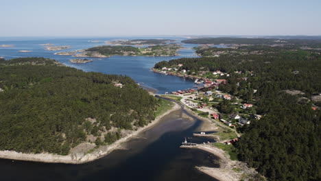 Luftaufnahme-Der-Malerischen-Küstenhäuser-Auf-Der-Insel-Salto-In-Bohuslän,-Schweden