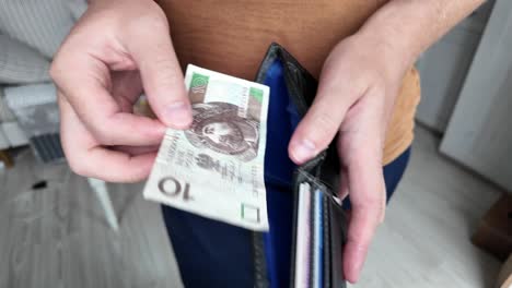 Der-Mann-überprüft-Den-Inhalt-Seiner-Brieftasche,-Es-Ist-Wenig-Geld-Darin