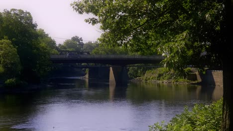 Autos-überqueren-Auf-Der-Brücke-über-Den-Fluss-An-Der-Uferpromenade-In-Der-Altstadt-Von-Maine