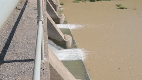 Seitenansicht-Eines-Staudamms-Am-Fluss-Guadalquivir