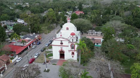 Low-aerial-orbits-old-colonial-church-in-La-Antigua,-Santacruz,-Mexico