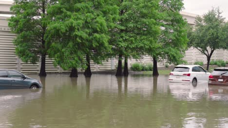 Coches-Atrapados-En-Agua-Inundada-Después-De-Que-El-Huracán-Beryl-Dejara-Inundaciones-Generalizadas-En-Houston,-Texas.