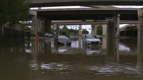 Hurrikan-Beryl-Lässt-Autos-In-Den-Fluten-In-Houston,-Texas,-Stecken-Bleiben