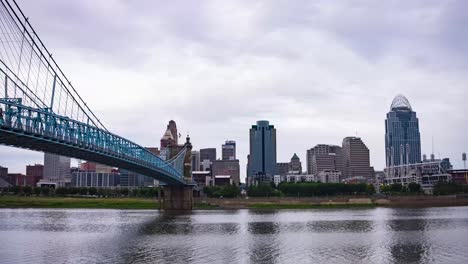 Ein-Zeitraffer-Der-Skyline-Von-Cincinnati-Aus-Kentucky,-Mit-Dem-John-A.